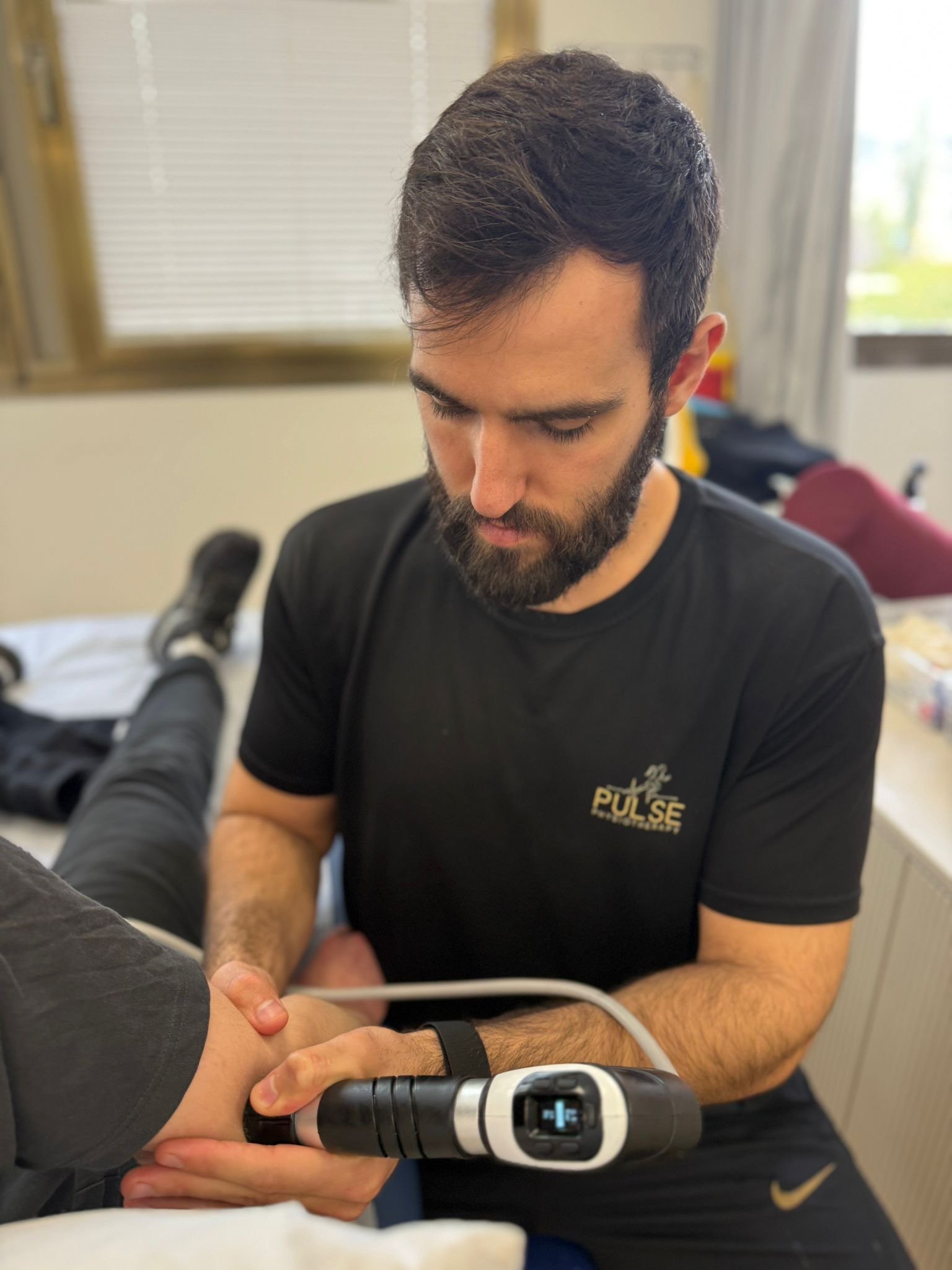 טיפול עם ציוד מתקדם בפולס פיזיותרפיה